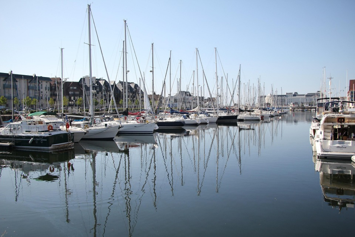 Location de bateau faucardeur : maîtrisez l’entretien de vos plans d’eau